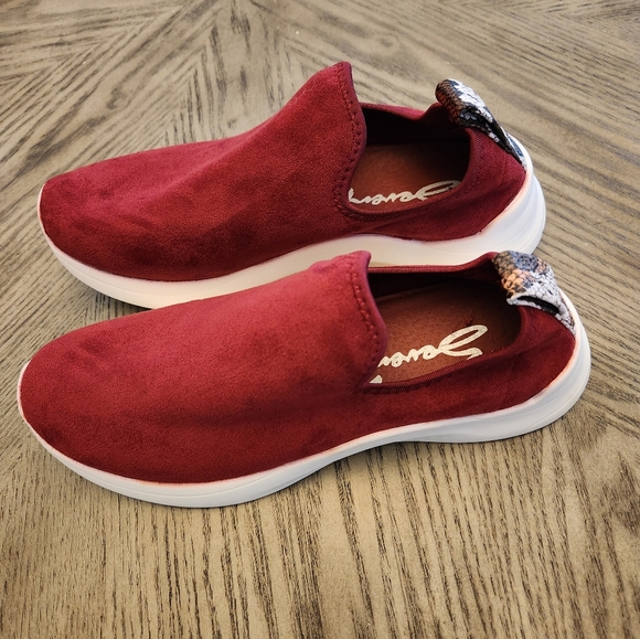 Ladies SEVEN 7 Red Vegan Waterproof Leather Comfort Slip On Sneaker Size 9 - Picture 2 of 5